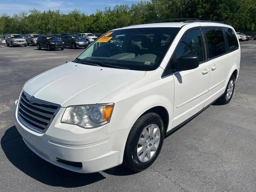 WHITE 2010 Chrysler Town & Country LX