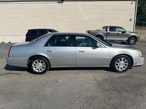 Radiant Silver 2009 Cadillac DTS 1SC