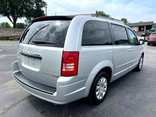 2009 Chrysler Town & Country LX