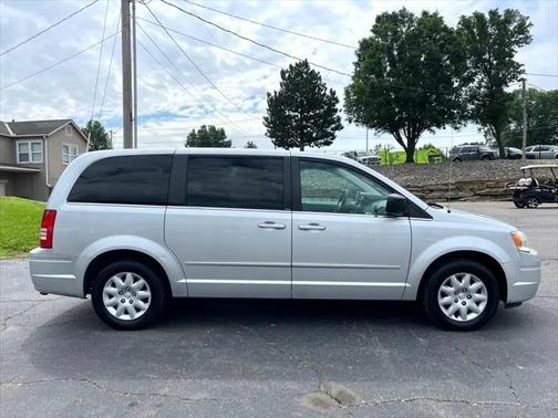 2009 Chrysler Town & Country LX