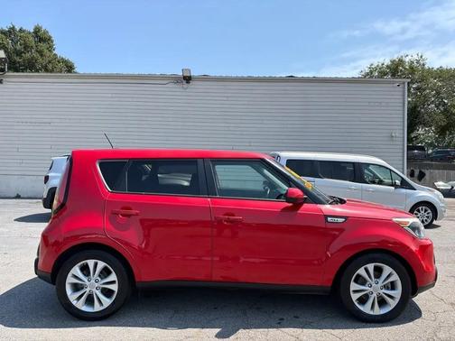 RED 2015 Kia Soul +