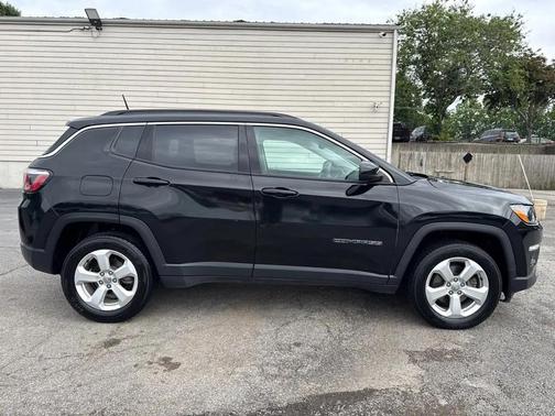 Diamond Black Crystal Pearlcoat 2018 Jeep Compass Latitude
