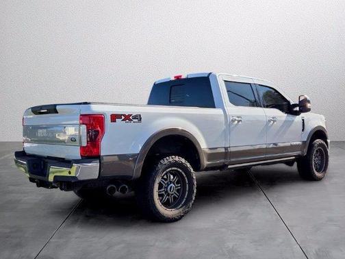 White 2017 Ford F-250 Lariat