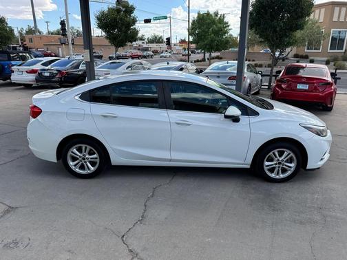 Summit White 2018 Chevrolet Cruze LT