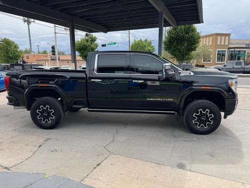 Onyx Black 2022 GMC Sierra 2500 Denali
