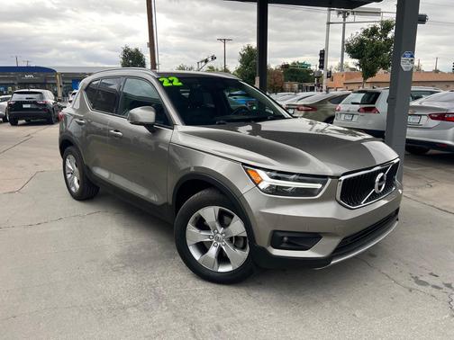 2022 Volvo XC40 T5 Momentum