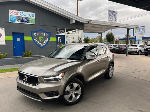 2022 Volvo XC40 T5 Momentum