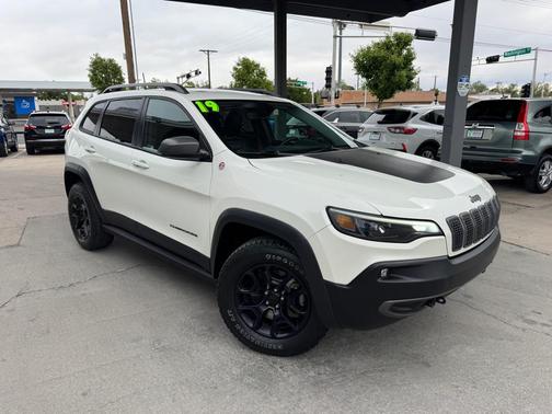 Pearl White Pearlcoat 2019 Jeep Cherokee Trailhawk