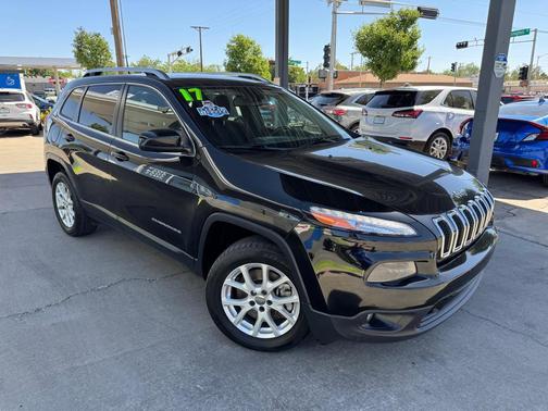 Diamond Black Crystal Pearlcoat 2017 Jeep Cherokee Latitude