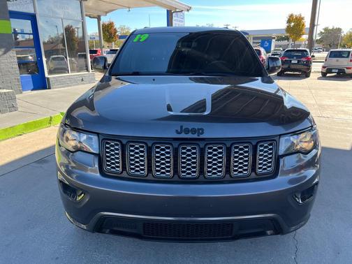 Granite Crystal Metallic Clearcoat 2019 Jeep Grand Cherokee Altitude