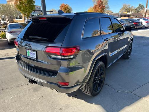 Granite Crystal Metallic Clearcoat 2019 Jeep Grand Cherokee Altitude