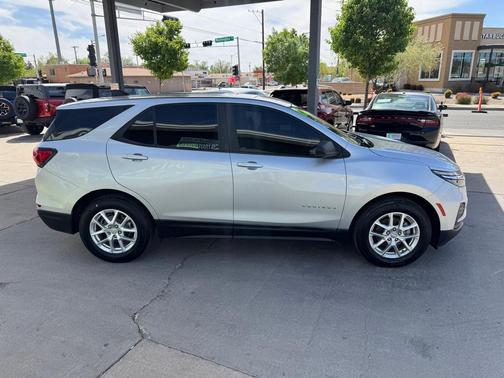Silver Ice Metallic 2022 Chevrolet Equinox LS
