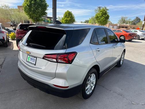 Silver Ice Metallic 2022 Chevrolet Equinox LS