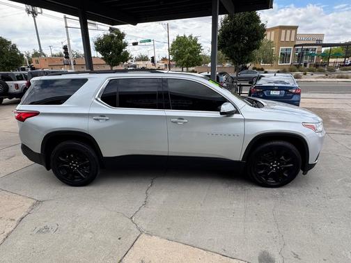 Silver Ice Metallic 2021 Chevrolet Traverse LT Cloth