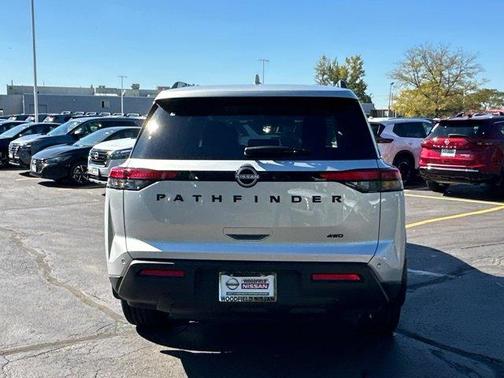 2025 Nissan Pathfinder SV
