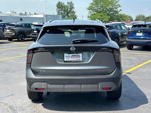 2025 Nissan Kicks SR