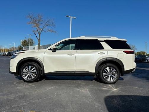 2023 Nissan Pathfinder SL