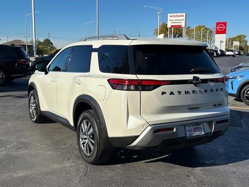 2023 Nissan Pathfinder SL
