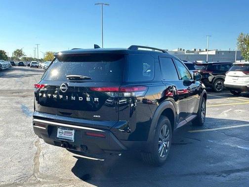 2025 Nissan Pathfinder SV