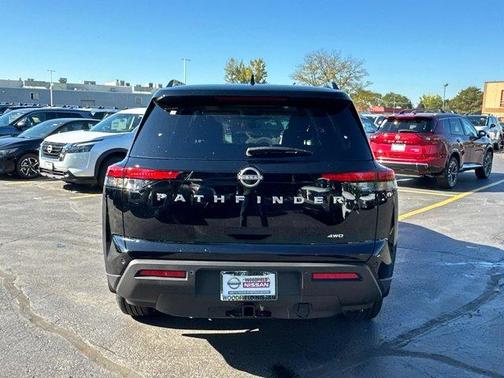 2025 Nissan Pathfinder SV