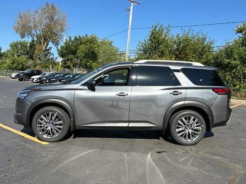 2025 Nissan Pathfinder SL