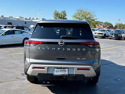 2025 Nissan Pathfinder SL
