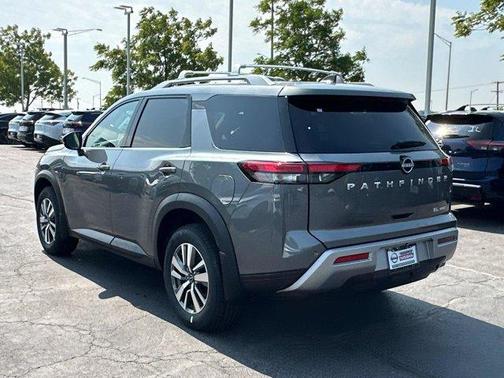 2025 Nissan Pathfinder SL