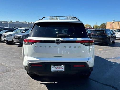 2025 Nissan Pathfinder SV