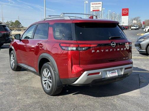 2022 Nissan Pathfinder SL