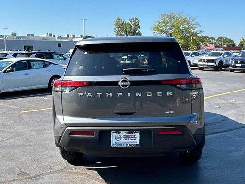 2025 Nissan Pathfinder SV
