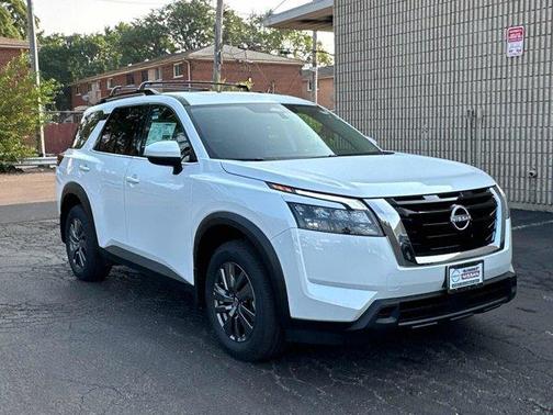 2025 Nissan Pathfinder SV