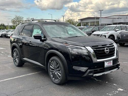2025 Nissan Pathfinder SL