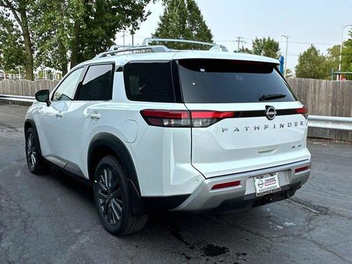 2025 Nissan Pathfinder SL