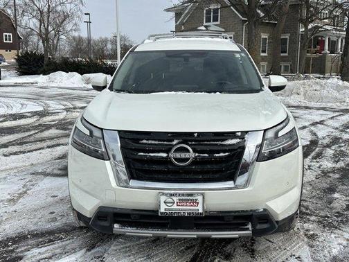 2024 Nissan Pathfinder SL