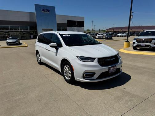 Bright White Clearcoat 2023 Chrysler Pacifica Touring L