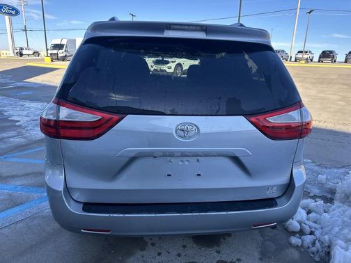 2016 Toyota Sienna LE