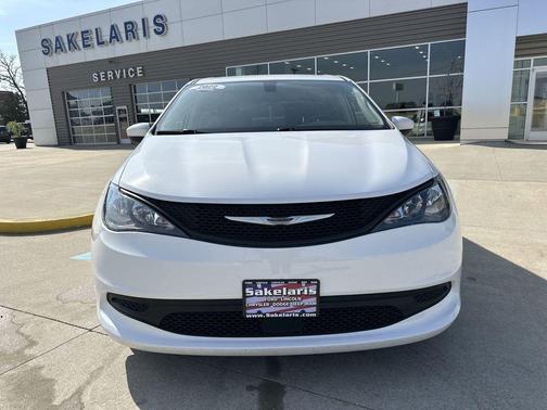 2022 Chrysler Voyager LX