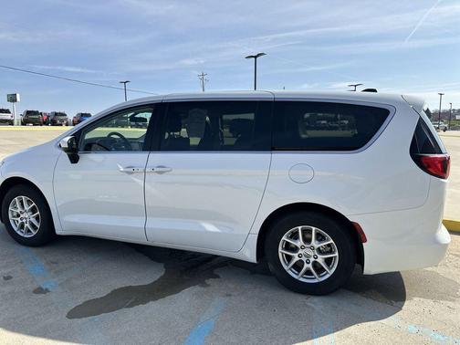 2022 Chrysler Voyager LX