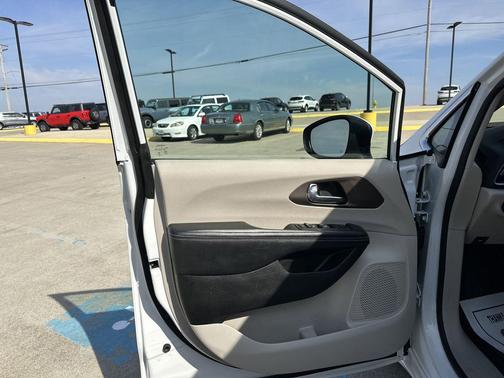 2022 Chrysler Voyager LX