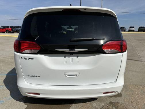 2022 Chrysler Voyager LX