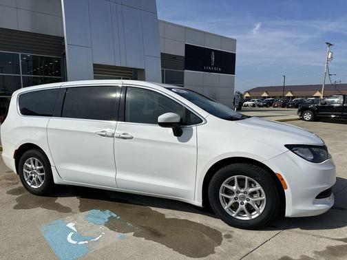 2022 Chrysler Voyager LX