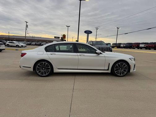 2022 BMW 740 i xDrive