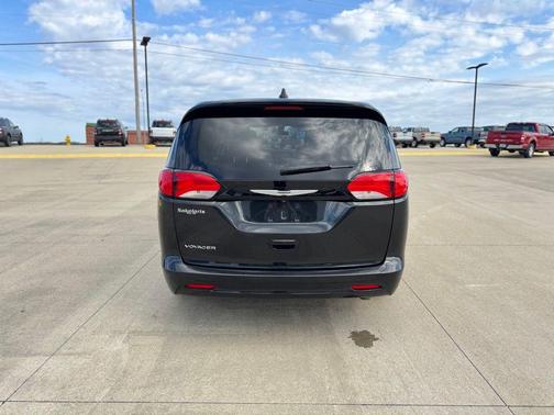 2022 Chrysler Voyager LX