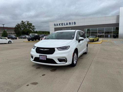 Bright White Clearcoat 2023 Chrysler Pacifica Touring L
