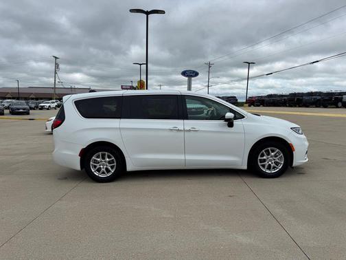 Bright White Clearcoat 2023 Chrysler Pacifica Touring L
