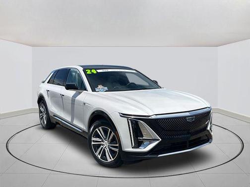 Crystal White Tricoat 2024 Cadillac LYRIQ Luxury
