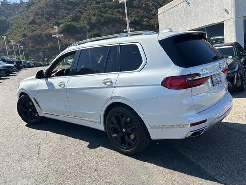 Mineral White Metallic 2022 BMW X7 xDrive40i