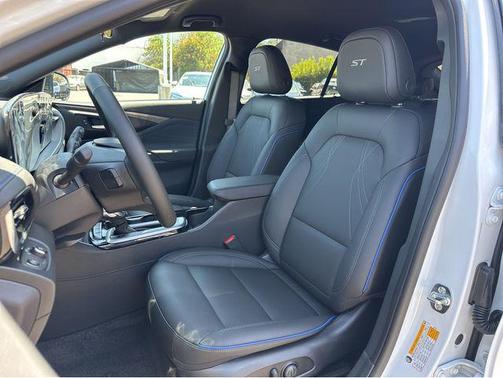 Summit White 2026 Buick Envista Sport Touring FWD