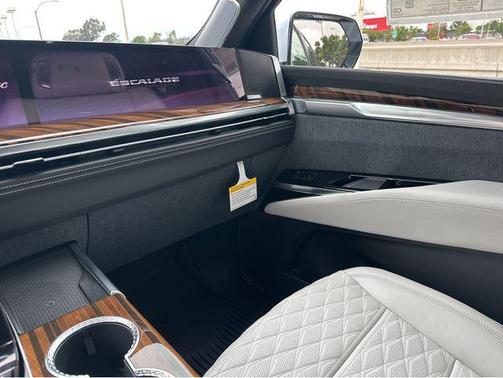 Vibrant White Tricoat 2026 Cadillac Escalade Sport Platinum
