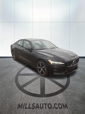 2024 Volvo S60 B5 Plus Dark Theme